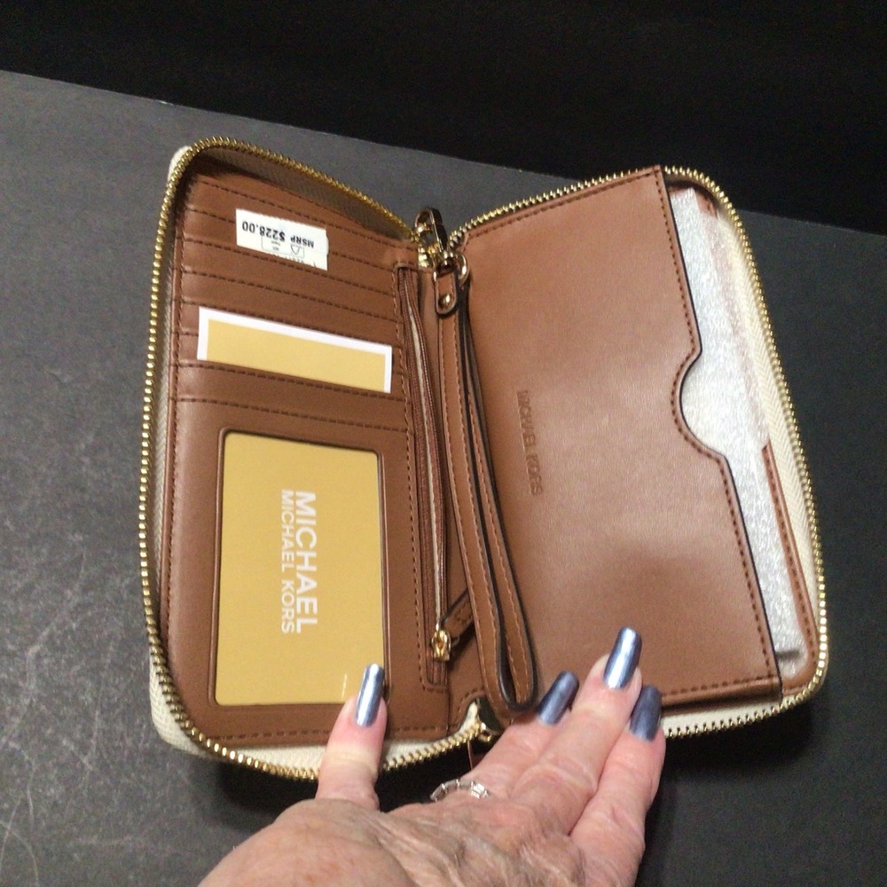Michael Kors Vanilla Leather Wallet/Clutch - Picture 4 of 8